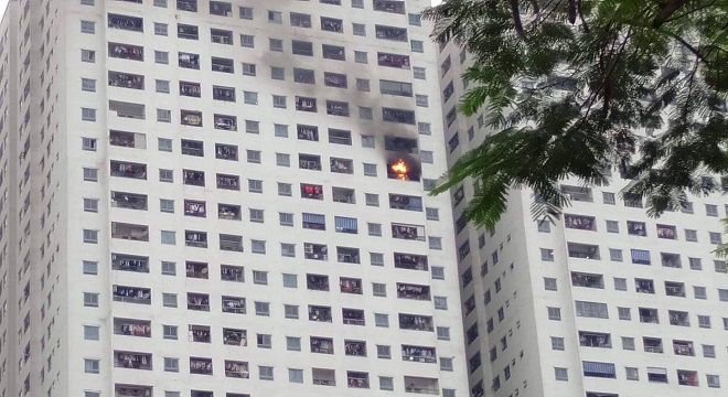 Cháy chung cư HH Linh Đàm, công an niêm phong ô tô dưới chân tòa nhà