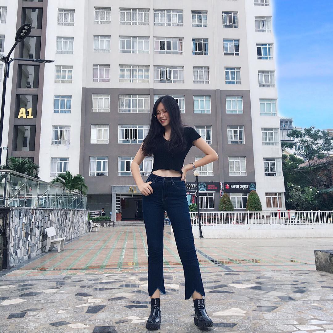 Thụy Hân có tên đầy đủ là Nguyễn Thụy Bảo Hân, sinh năm 2000, sinh sống tại TP HCM. Cô nàng hiện đang học chuyên ngành Thiết kế thời trang tại trường Đại học Kiến trúc TP HCM.