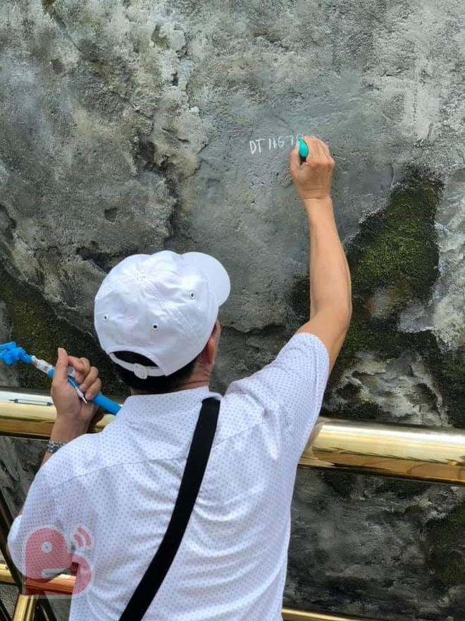 Cầu Vàng Đà Nẵng đã được công nhân sơn sửa lại sau hành động xấu của 1 thanh niên