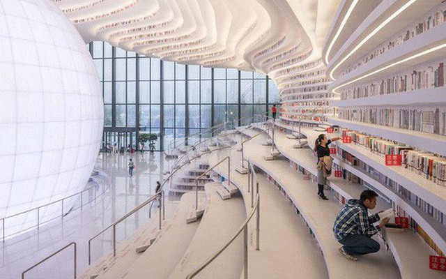 Với thiết kế độc đáo theo tầng và trần nhà ốp gương tạo hiệu ứng nhân đôi căn phòng, “vũ trụ sách” khổng lồ này được thiết kế bởi một công ty kiến trúc của Hà Lan cùng Viện Quy hoạch & Thiết kế đô thị Thiên Tân.