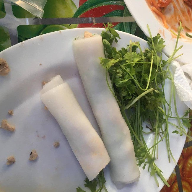 Ăn phở cuốn trong khu ăn vặt nổi tiếng Hà Nội, cô nàng tức nghẹn vì đĩa bánh mỏng dính như tờ giấy, rắc thêm vài hột thịt nạc