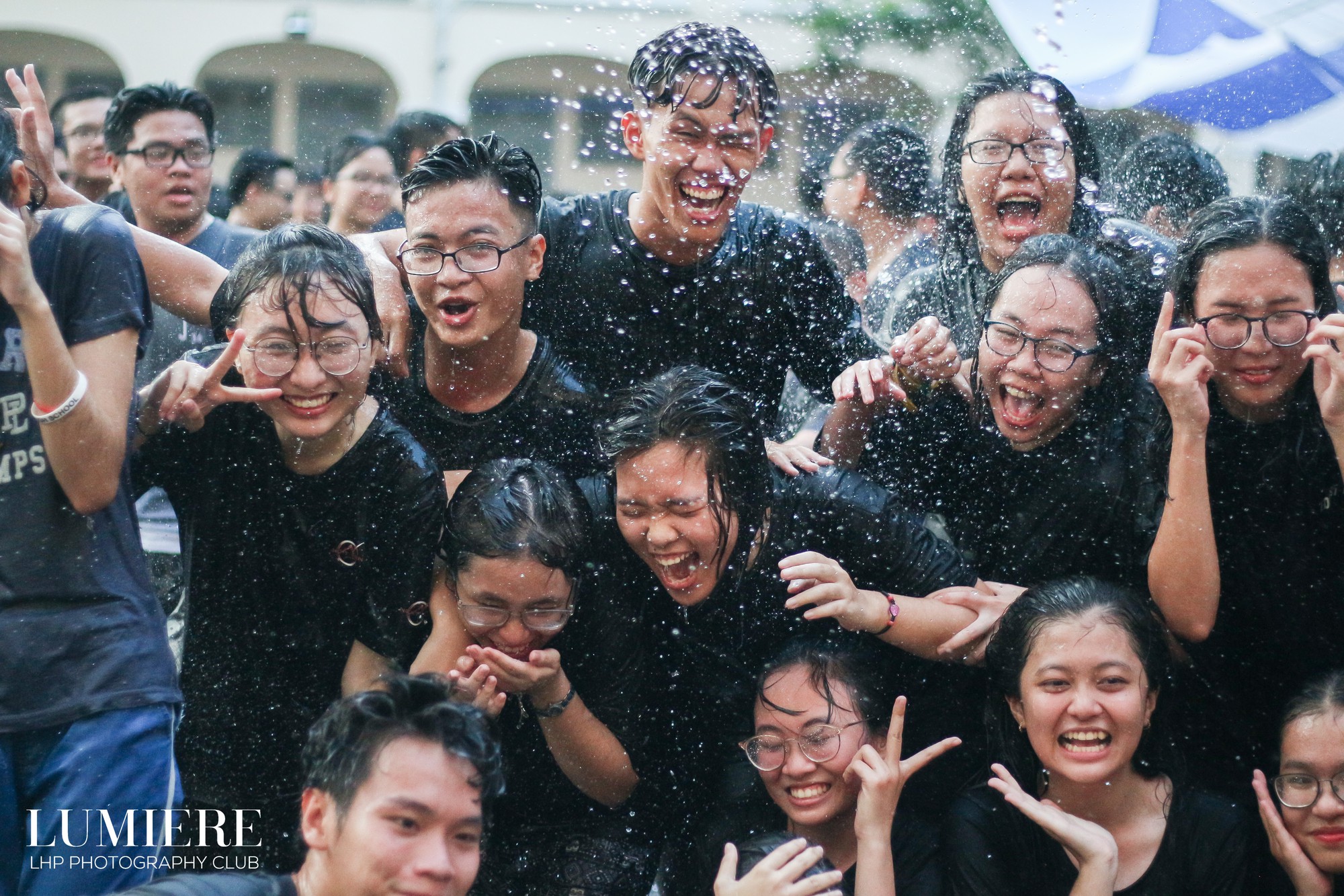Đây hẳn là cơn mưa không bao giờ quên được trong lòng những bạn trẻ đã gắn bó dưới mái trường Lê Hồng Phong suốt 3 năm. Tắm mưa không phải để mát hơn, mà là trưởng thành hơn sau khi bước ra đời. 