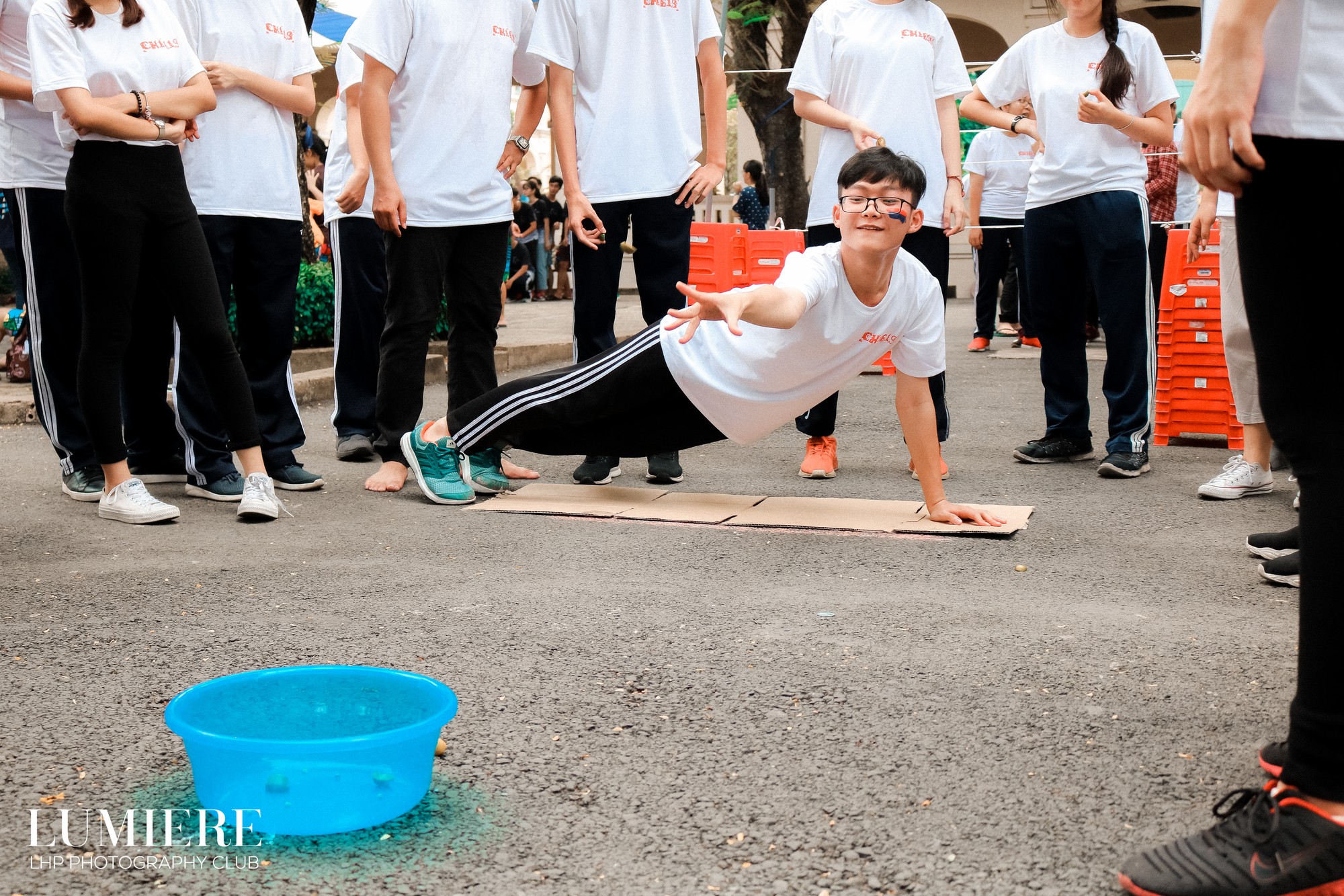 Các bạn học sinh vẫn tiếp tục tham gia các trò chơi của phần buổi chiều sau hoạt động “warm-up” lấy không khí. 