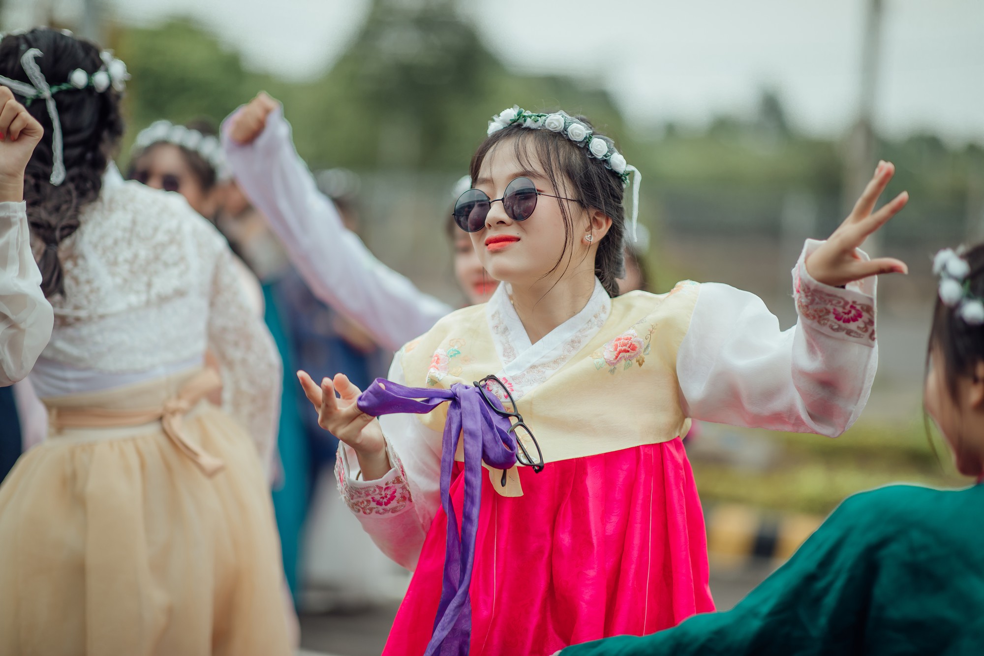 Ở đó, các cô cậu học trò tự tin trong khoác lên mình những bộ đồ truyền thống, đậm mùi "cổ trang" Hàn Quốc nhưng vẫn vô cùng hiện đại khi hóa thân vào các dancer.