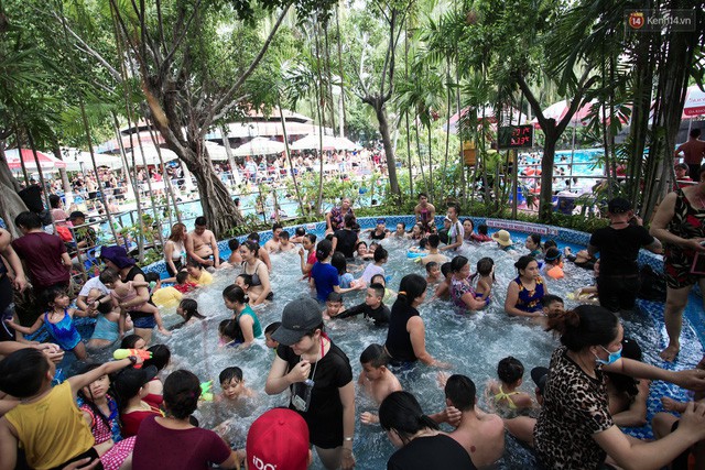 Bể bơi lớn thì đông nghẹt, còn bể bơi cho trẻ em cũng không khá khẩm hơn, người lớn đưa con xuống tắm càng khiến chỗ này chật chội. Tại đây có bảng nhiệt độ đo tại công viên là 33 độ C nhưng nhìn chung vẫn vô cùng oi bức.