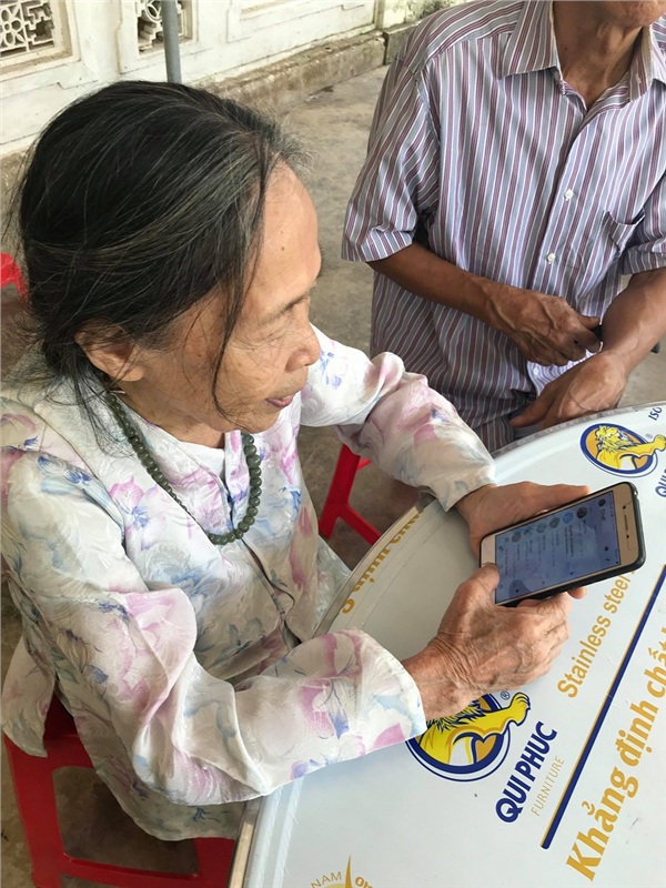 Ảnh 1: Cụ bà 90 tuổi chơi Facebook - We25.vn