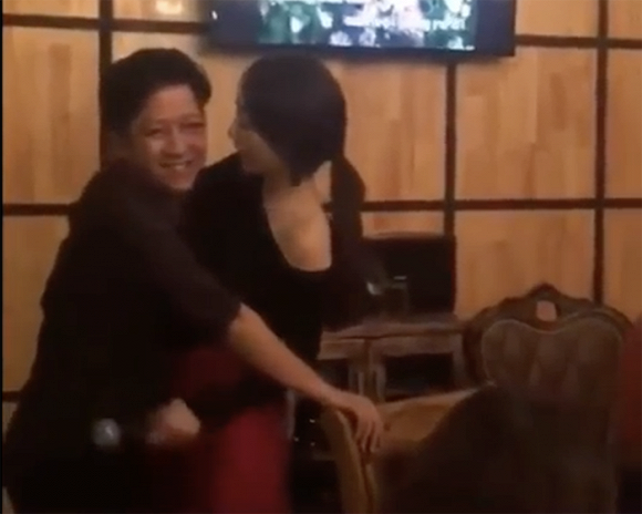 Lộ clip Nhã Phương mặc trễ nải, chủ động ôm hôn Trường Giang trong quán bar lúc mới yêu