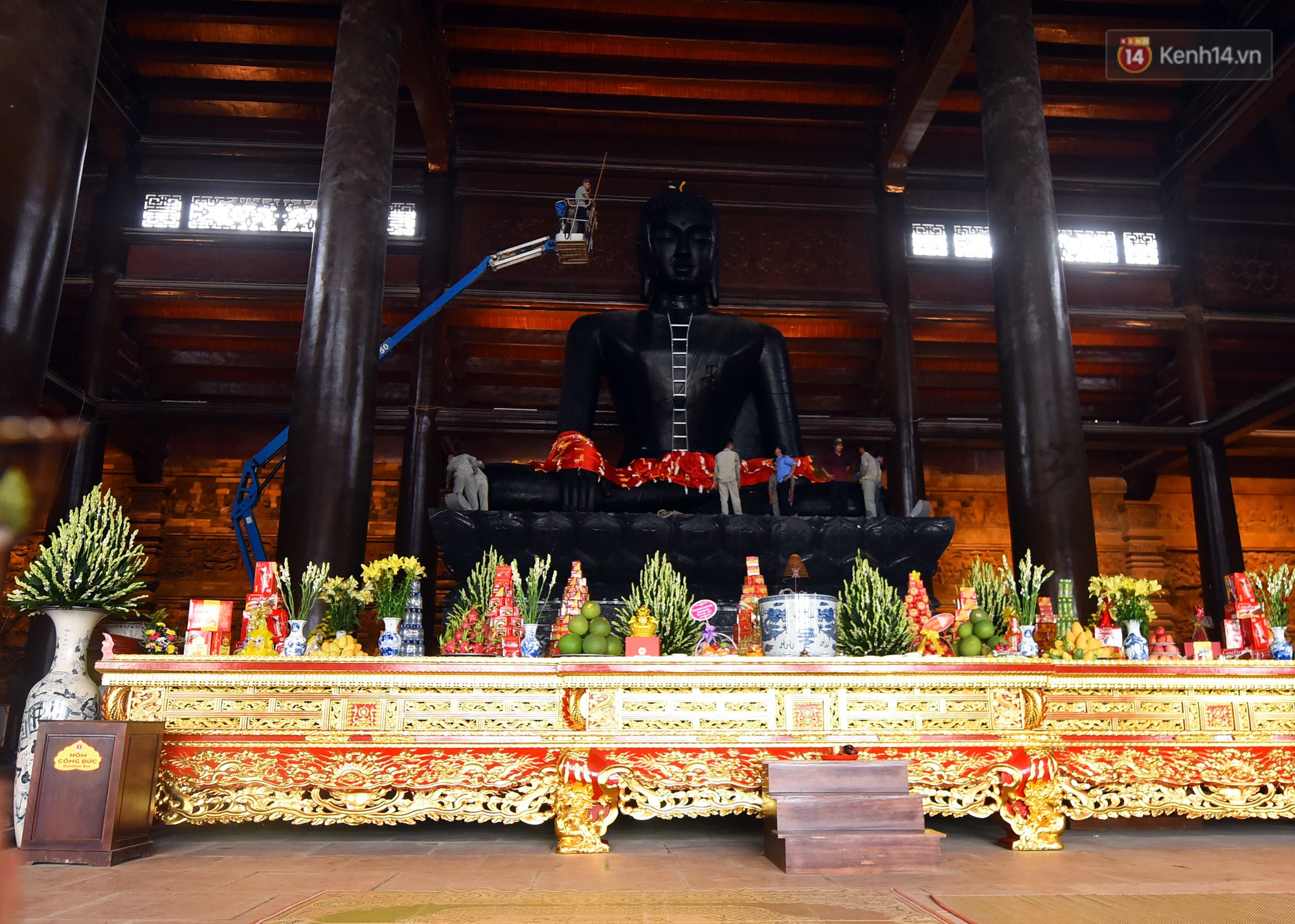 Quang cảnh bên trong điện Tam Bảo, Tam Thế, Quan Âm và chùa Ngọc.

