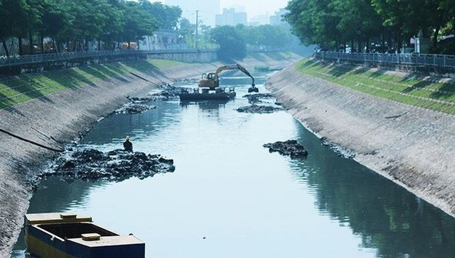 Ảnh 2: Nước sông Tô Lịch chuyển màu xanh - We25.vn