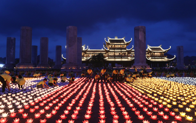 Đại lễ Phật đản 2019 tại chùa Tam Chúc gây ấn tượng mạnh với lễ thả đèn hoa đăng và màn pháo hoa rực rỡ