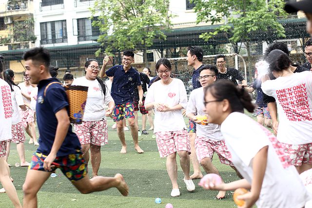 “Bữa tiệc bóng nước” là điều được mong chờ nhất trong ngày chia tay mái trường.