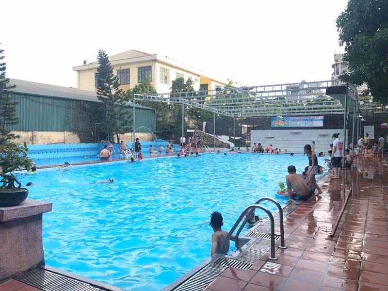 Ảnh 2: Bể bơi công cộng chứa trung bình 60 lít nước tiểu - We25.vn