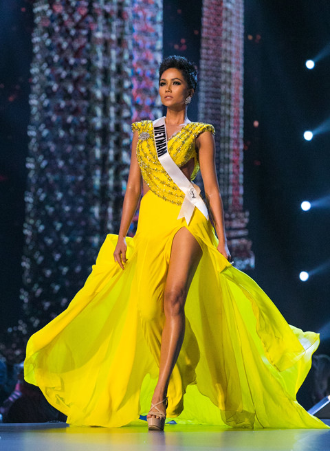 Chiếc đầm vàng của H'Hen Niê lại được bình chọn là trang phục đẹp nhất lịch sử Miss Universe