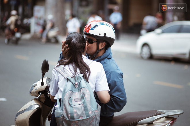 Ảnh 1: Những chiếc ôm hôn an ủi động viên của cha mẹ - We25.vn