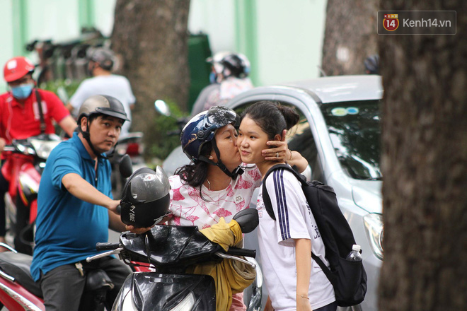 Ảnh 6: Những chiếc ôm hôn an ủi động viên của cha mẹ - We25.vn