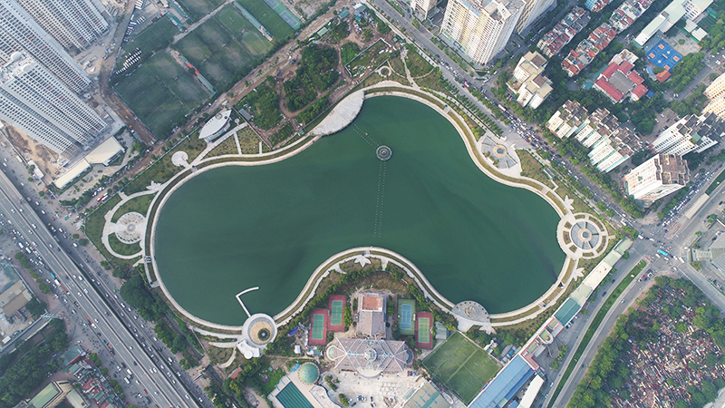 Loạt ảnh cỏ dại, bèo tây phủ kín công viên nước 300 tỷ ở Hà Nội như 
