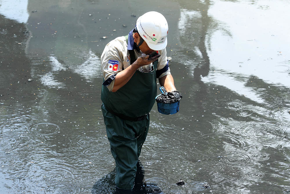 Ảnh 3: Tiến sĩ Nhật làm điều kỳ lạ giữa sông Tô Lịch - We25.vn