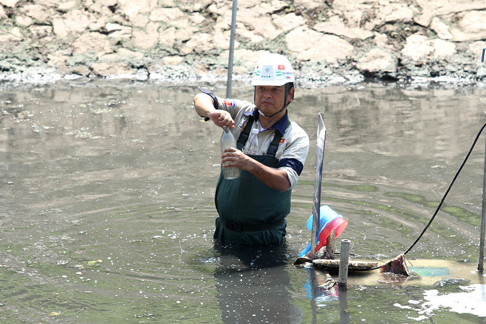 Ảnh 6: Tiến sĩ Nhật làm điều kỳ lạ giữa sông Tô Lịch - We25.vn