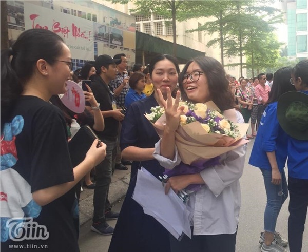 Ảnh 3: Tặng hoa chúc mừng học sinh hoàn thành bài thi - We25.vn