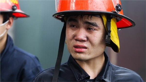 Sự thật đằng sau bức ảnh anh lính cứu hỏa rơi nước mắt trong vụ cháy rừng ở Hà Tĩnh hiện đang gây bão MXH