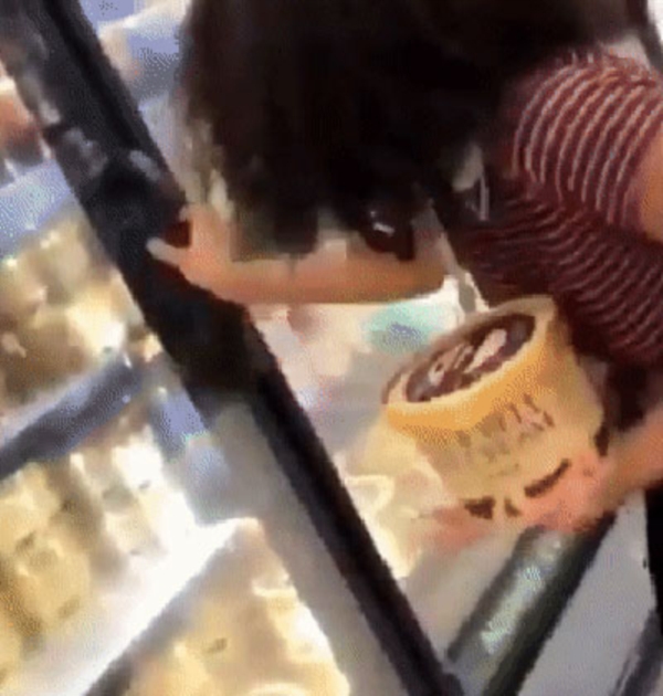 Vào siêu thị ngang nhiên mở hộp kem, nếm thử rồi bỏ lại chỗ cũ, gái xinh nhận 