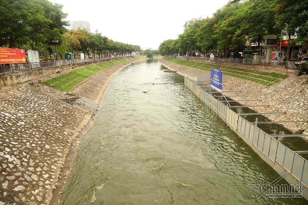 Sông Tô Lịch bỗng chuyển màu xanh lạ thường nhờ biện pháp mới cực hiệu quả