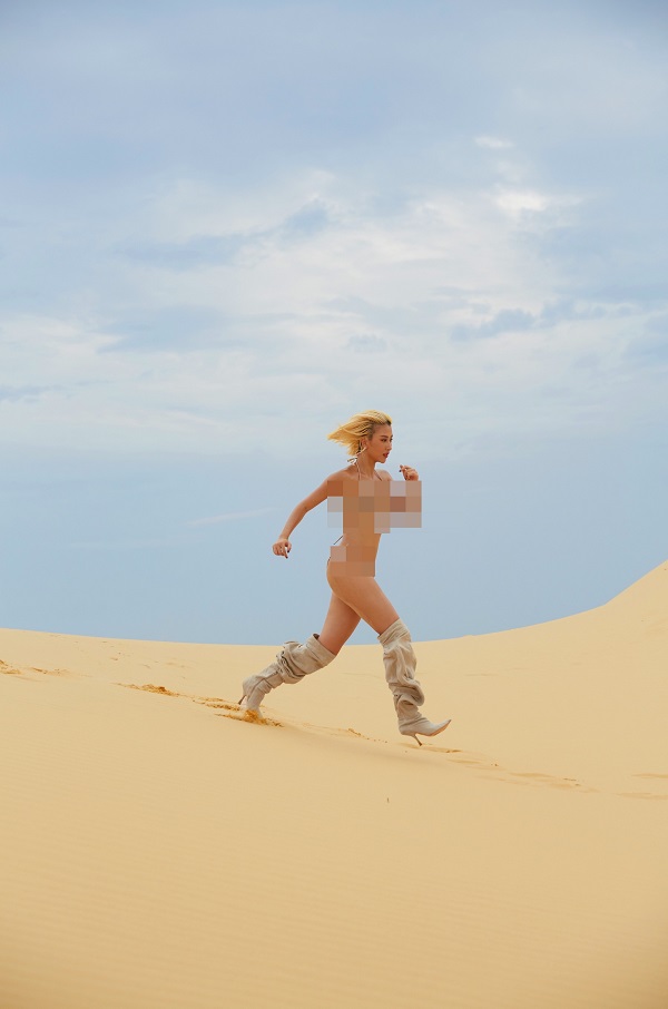 Quỳnh Anh Shyn gây sốt CĐM khi diện bikini nhỏ xíu, đi bốt bùng nhùng chạy tung tăng trên đồi cát