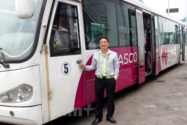 Trả lại hơn 300 triệu đồng cho khách bỏ quên, lái xe sân bay Nội Bài khiến nhiều người thán phục