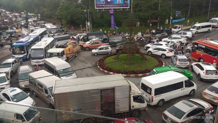 Khách du lịch tăng nhanh, Đà Lạt đang lập kỷ lục về vấn nạn kẹt xe, tắc đường