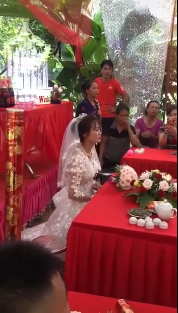 Xót xa hình ảnh cô dâu tủi thân tổ chức đám cưới một mình vì chú rể không về kịp