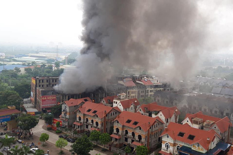 "Biến lớn" Hà Nội: Cháy gần chục căn nhà tại khu biệt thự liền kề ở Thiên Đường Bảo Sơn, khói đen bốc cao hàng chục mét