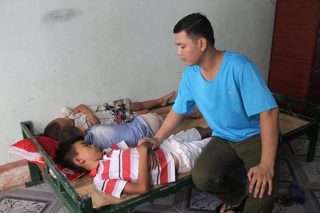 Sau một ngày mất tích, ba anh em được tìm thấy đang ngủ bên vệ đường trong tình trạng hoảng loạn