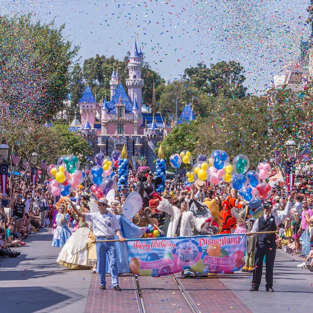 Ngạc nhiên trước cảnh tượng “vắng như chùa bà đanh” của công viên Disneyland nổi tiếng thế giới