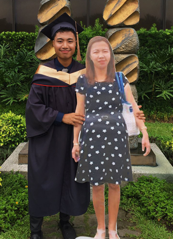 Rơi nước mắt khi biết câu chuyện thật đằng sau bức hình chàng trai Philippines chụp ảnh tốt nghiệp cùng mô hình mẹ