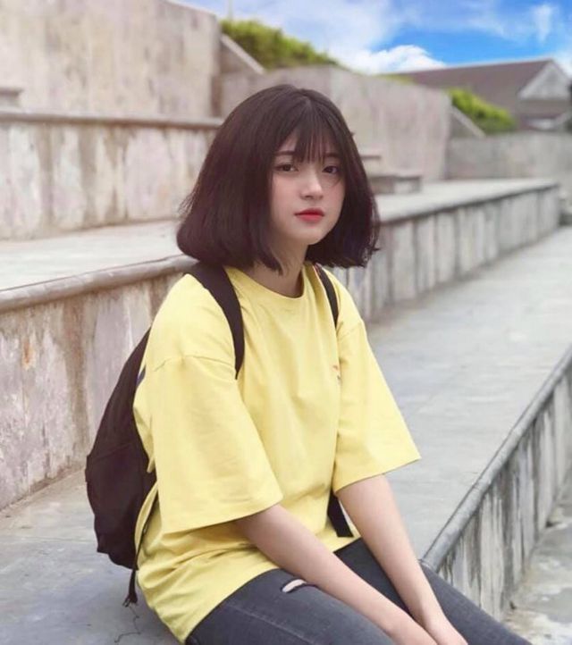 Với trang phục truyền thống và nụ cười tươi tắn, cô gái dân tộc Giáy đã khiến cho nhiều người phải trầm trồ khen ngợi. Bức ảnh này sẽ mang đến cho bạn một góc nhìn mới về sự đa dạng và phong phú của văn hoá Việt Nam.