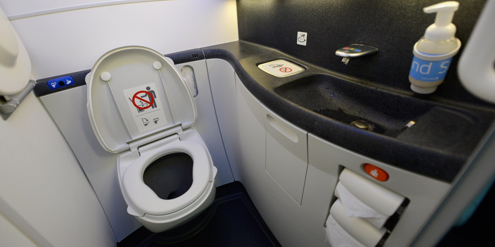 Chuyện gì xảy ra nếu trên máy bay bạn ấn nút xả bồn cầu toilet khi đang ngồi?