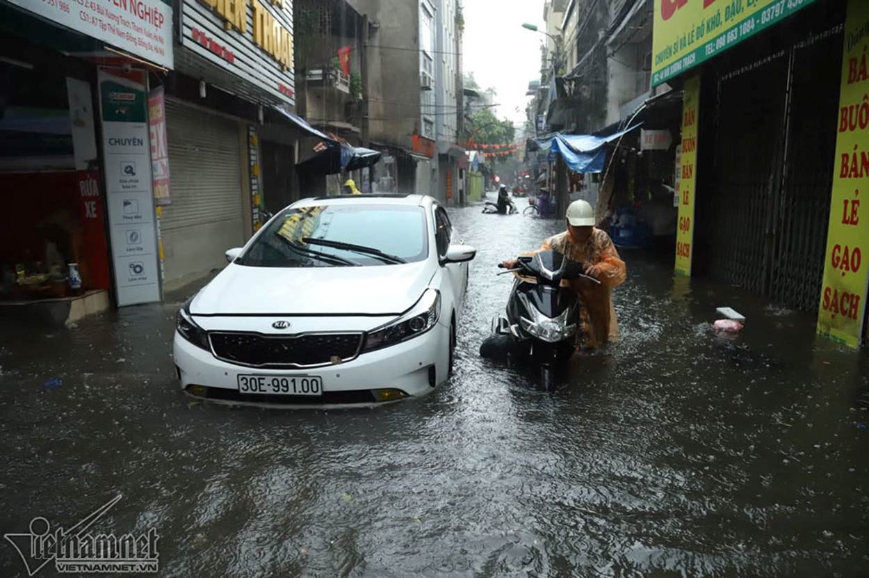 Hà Nội có mưa to, dòng người chìm nghỉm trong biển nước