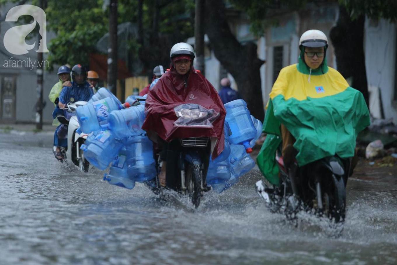 KHẨN CẤP: Bão số 3 giật cấp 12 tiến sát đất liền, Hà Nội và các tỉnh Bắc Bộ đang mưa lớn, gió lốc mạnh