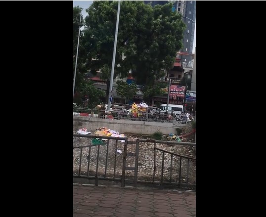 CĐM bức xúc đoạn clip hai thanh niên vô tư xả rác xuống sông Tô Lịch