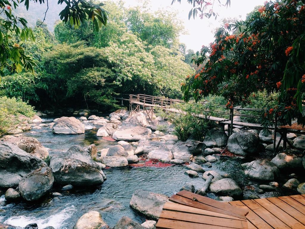 Khám phá suối Nước Moọc "cảnh đẹp như tiên" ở Quảng Bình