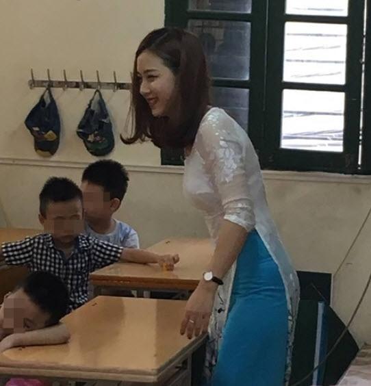 Cô giáo xinh nhất Hà Nội gây sốt trong ngày chào đón học sinh vào lớp 1
