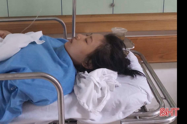 Nữ sinh Hà Tĩnh gặp tai nạn rơi từ mái nhà, dập xương sống, bỏ dở giấc mơ giảng đường
