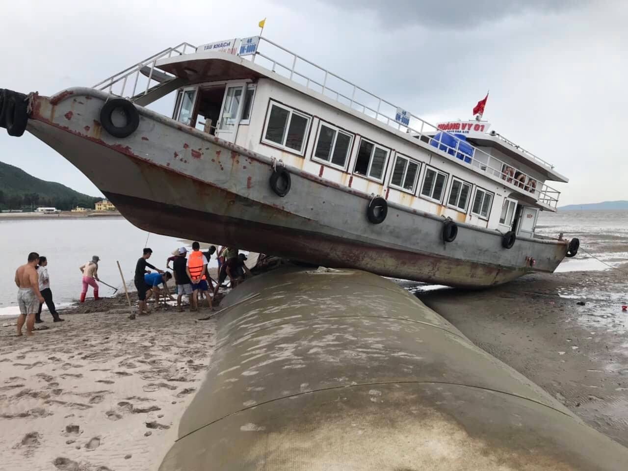 Tàu khách Quảng Ninh chồm lên đê rồi mắc kẹt trong khi chạy bão số 3