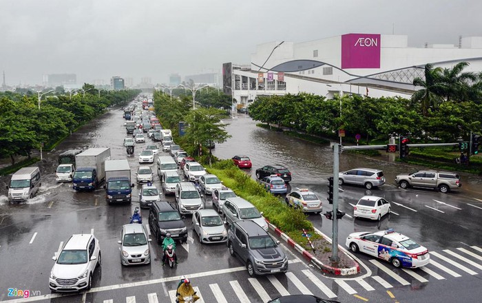 Hà Nội: Range Rover ch.ết máy, Mercedes ‘bơi’ trong biển nước ngập lụt