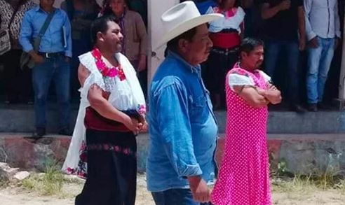 Quan chức Mexico phải mặc váy hồng chấm bi diễu phố vì thất hứa với dân