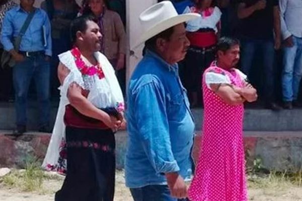 Quan chức Mexico phải mặc váy hồng chấm bi diễu phố vì thất hứa với dân