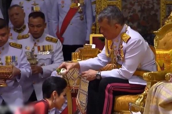 Vua Thái Lan nạp "vợ lẽ" sau 3 tháng kết hôn
