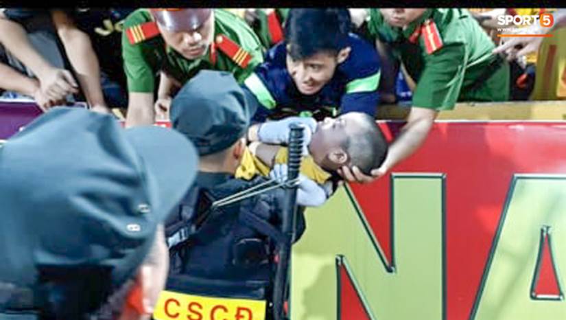 Fan nhí ngất xỉu ở trận Nam Định - HAGL, chiến sĩ cảnh sát nén đau để giữ tính mạng cho em nhỏ