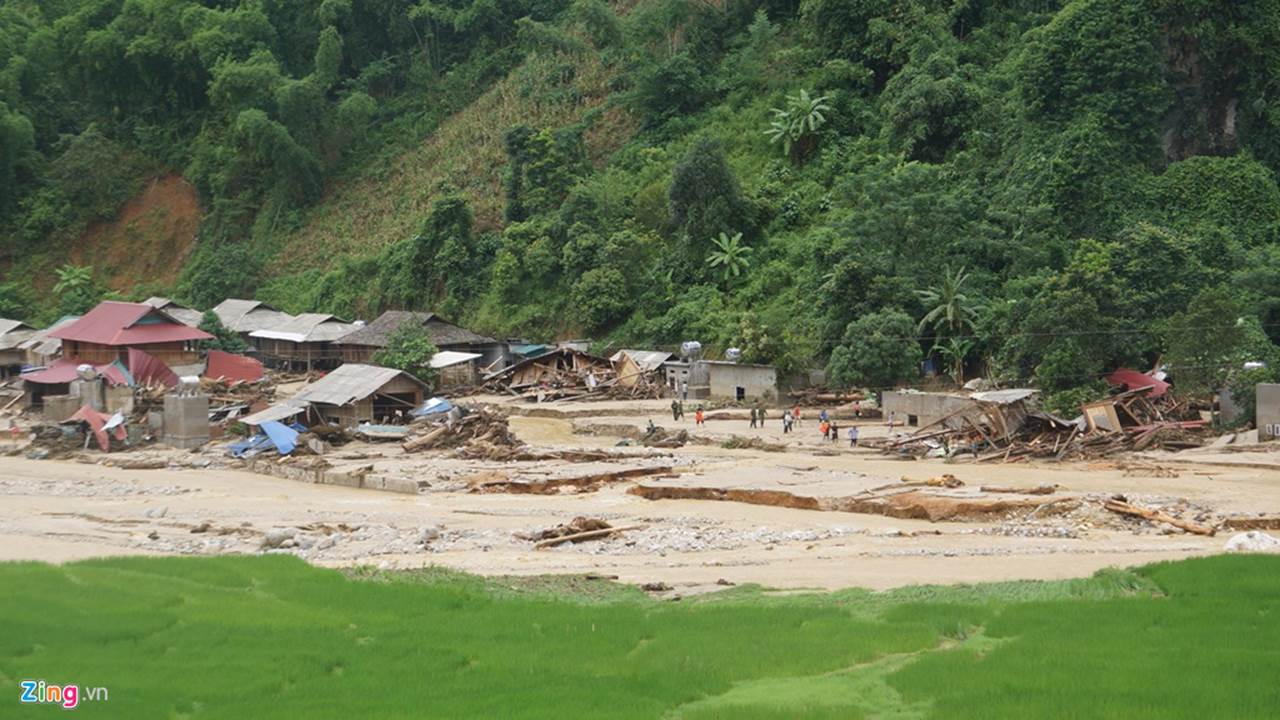 Bản làng tan hoang, người dân gào khóc sau trận lũ dữ