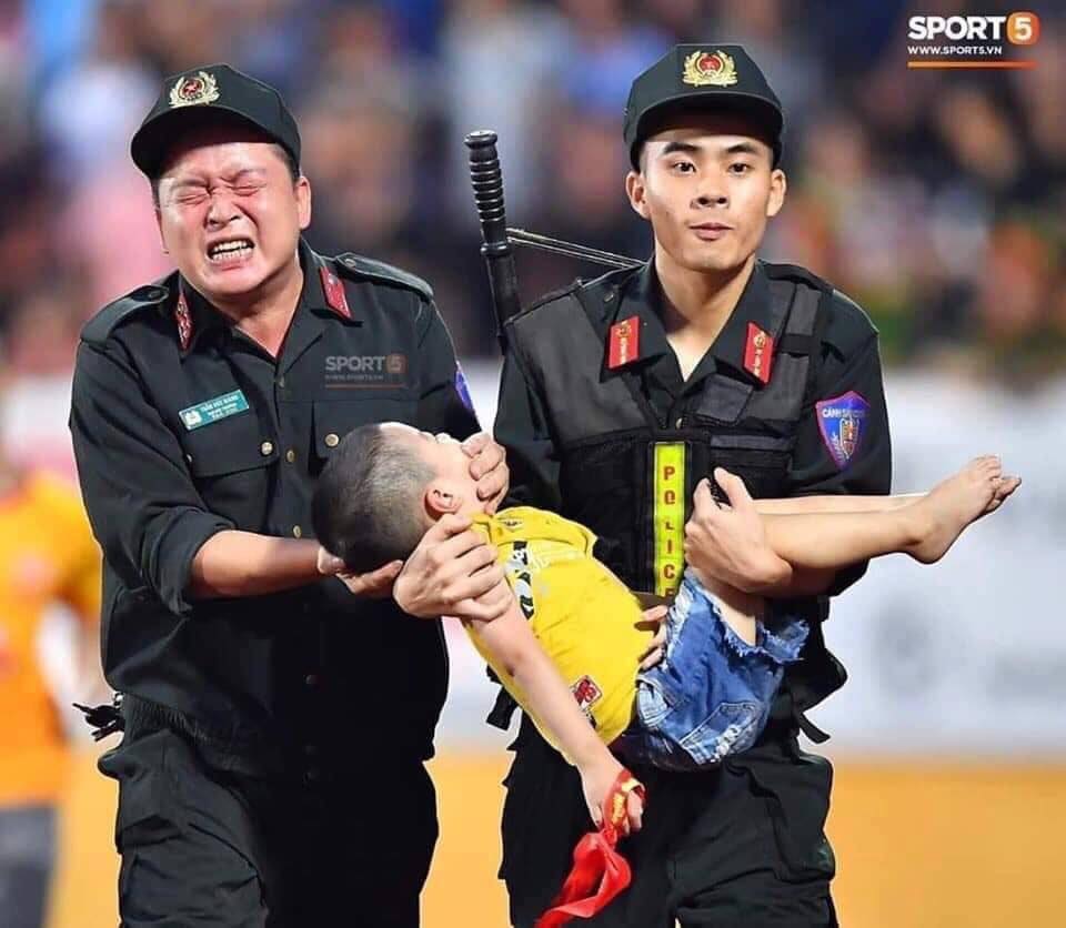 Ai cũng ca ngợi chiến sĩ cảnh sát cứu cháu bé co giật, riêng MC Phan Anh phán xét đúng sai
